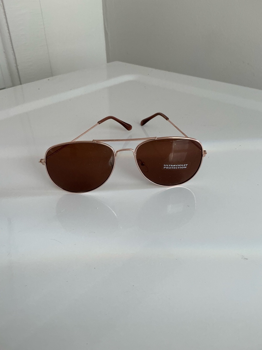 Gold aviator unisex sunglasses